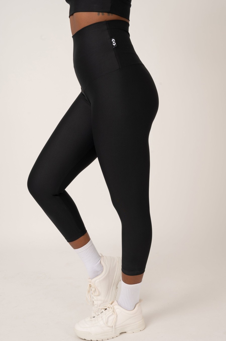 Women R2W CAPRI | Black Performance - Extra High Waisted Capri Leggings