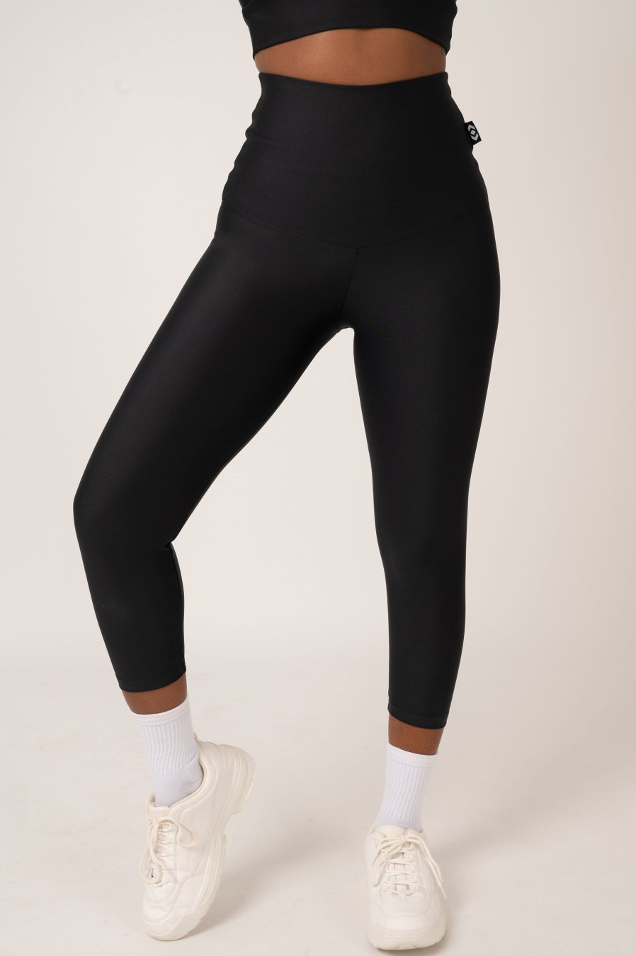 Women R2W CAPRI | Black Performance - Extra High Waisted Capri Leggings