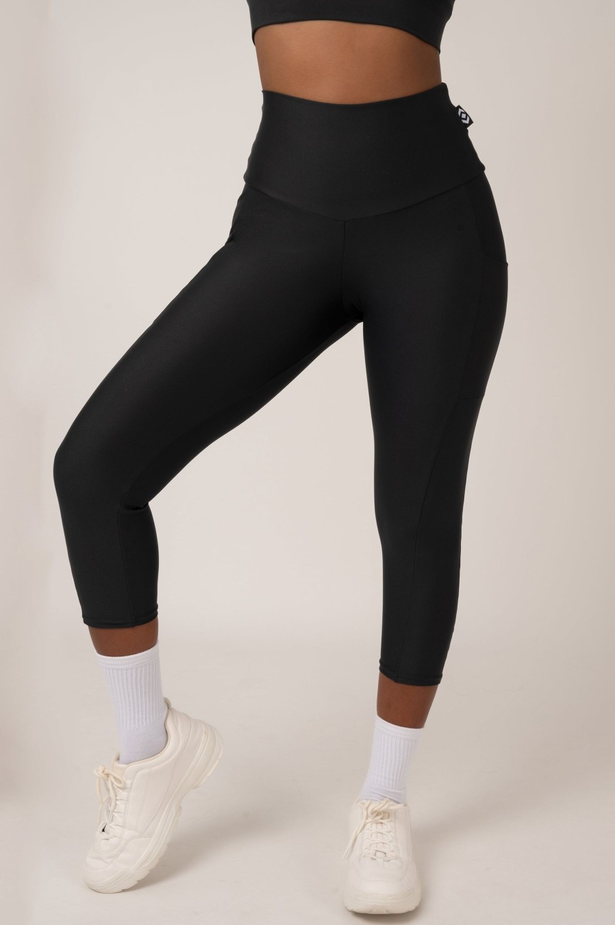 Women R2W CAPRI | Black Performance - Panel Pocket High Waisted Capri Leggings