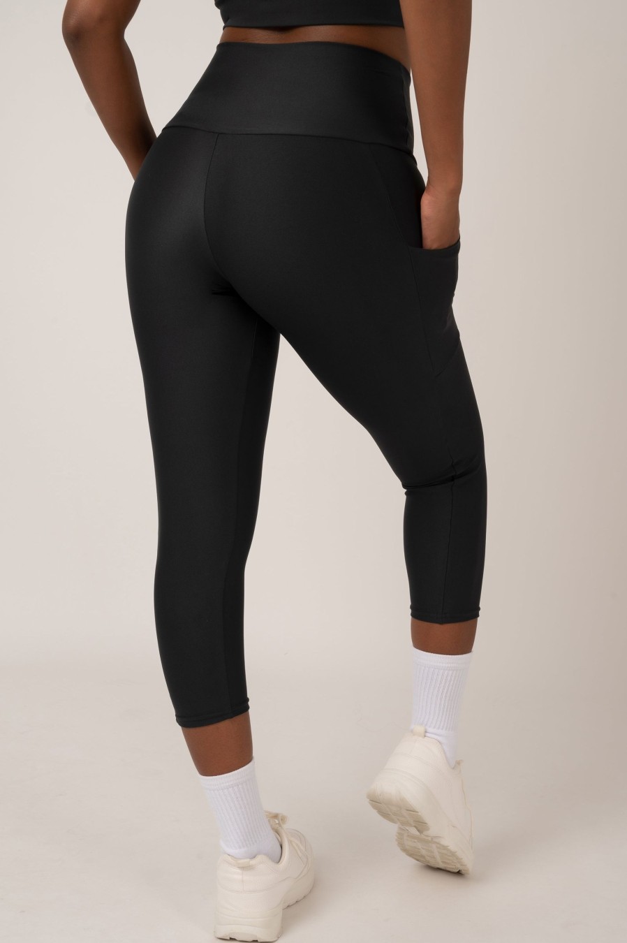 Women R2W CAPRI | Black Performance - Panel Pocket High Waisted Capri Leggings