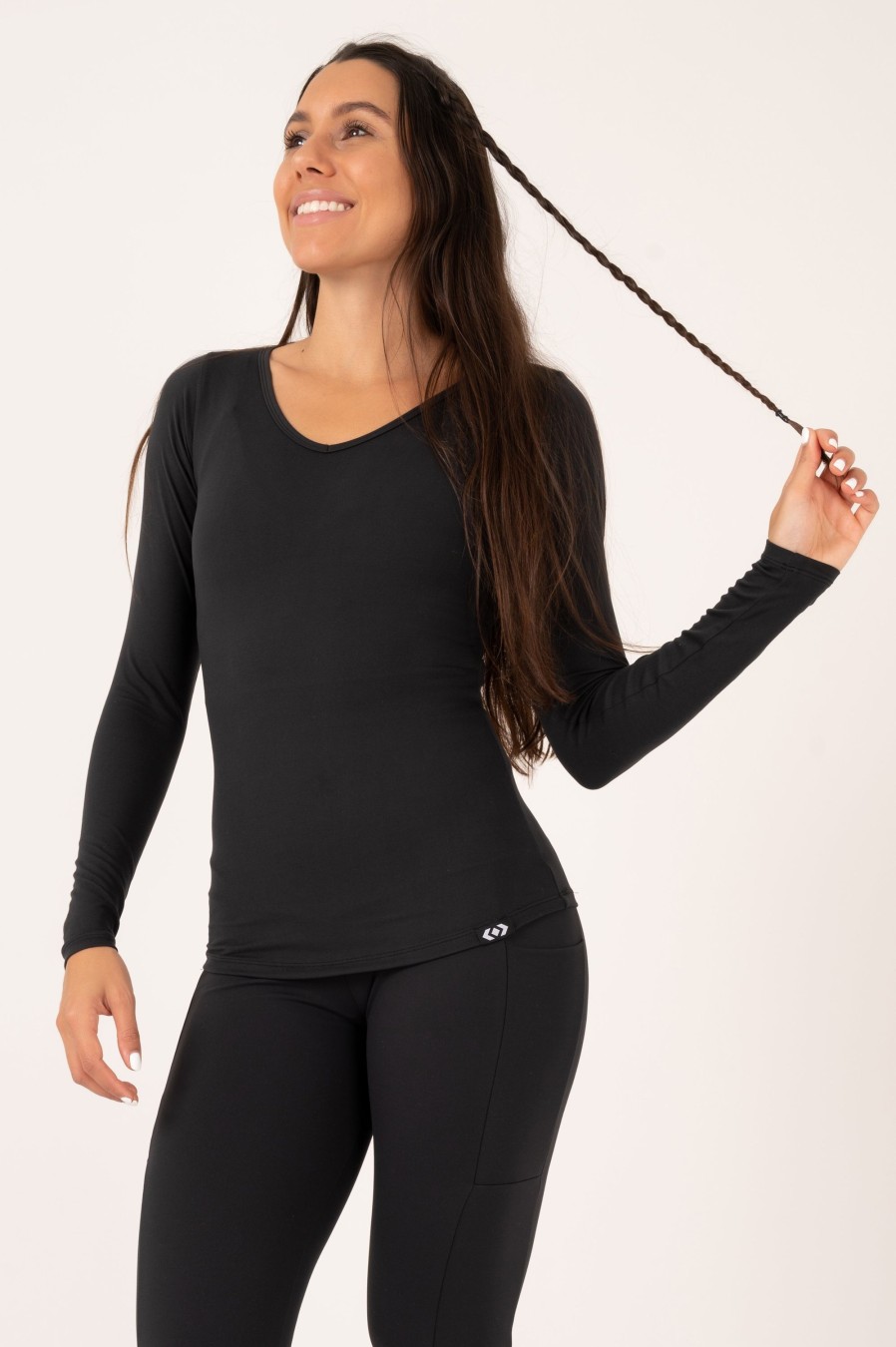 Women R2W FITTED LONG SLEEVE TEE | Black Soft To Touch - Fitted Long Sleeve V Neck Tee