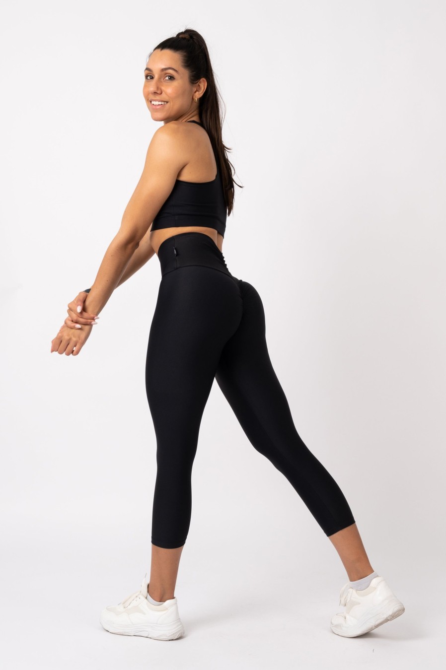 Women R2W CAPRI | Black Performance - Double Booty Scrunch High Waisted Capri Leggings